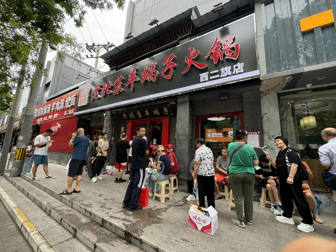 勇救3人后牺牲，他的火锅店外排起了长队……