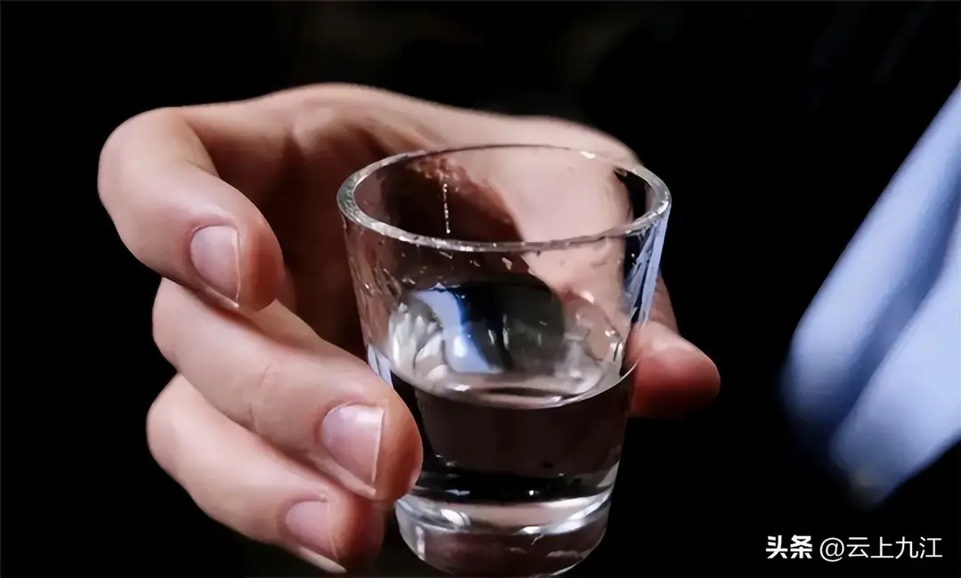 白酒销量持续下滑，当代年轻人为何不喝白酒？是不胜酒力么
